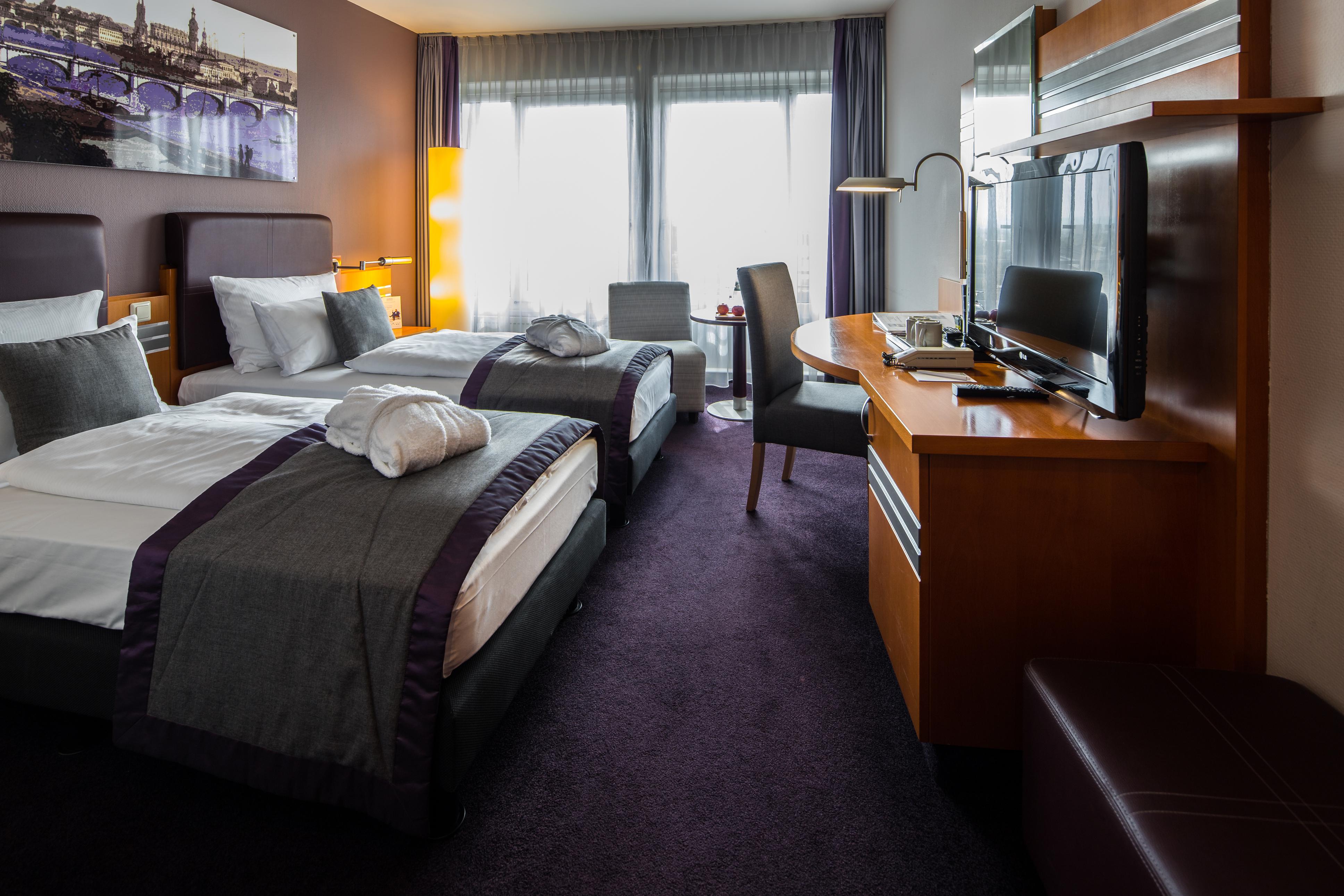 Ramada By Wyndham Dresden Hotell Exteriör bild