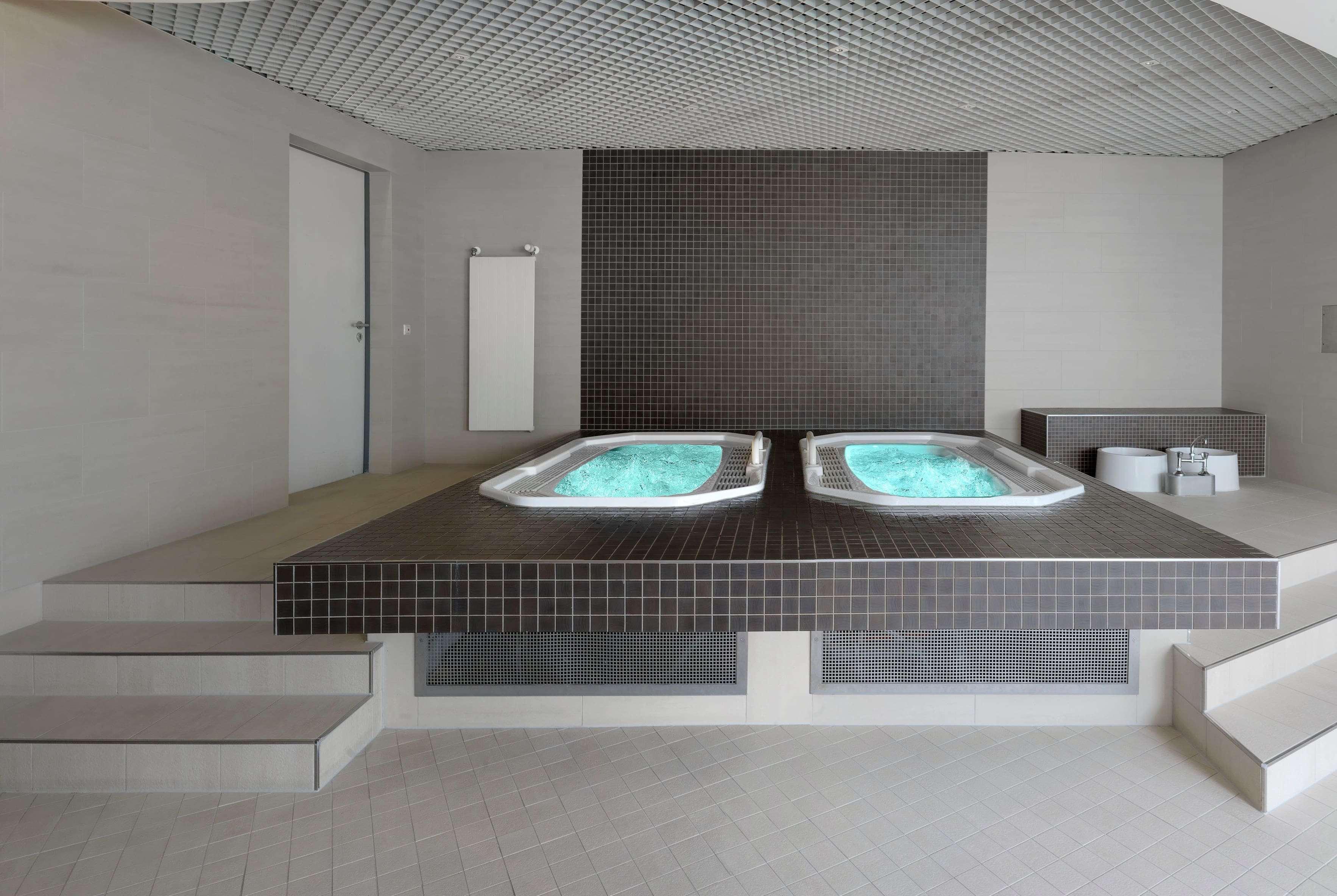 Ramada By Wyndham Dresden Hotell Exteriör bild