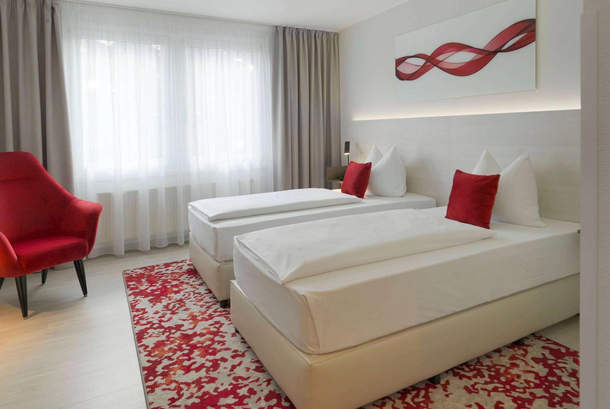 Ramada By Wyndham Dresden Hotell Exteriör bild